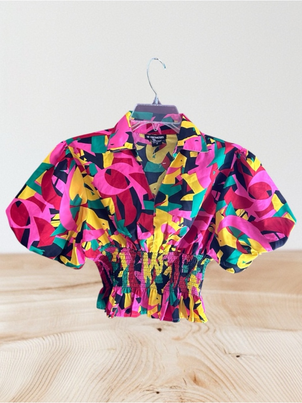 18 Centimeters colorful Pop-Art cropped blouse Sz S